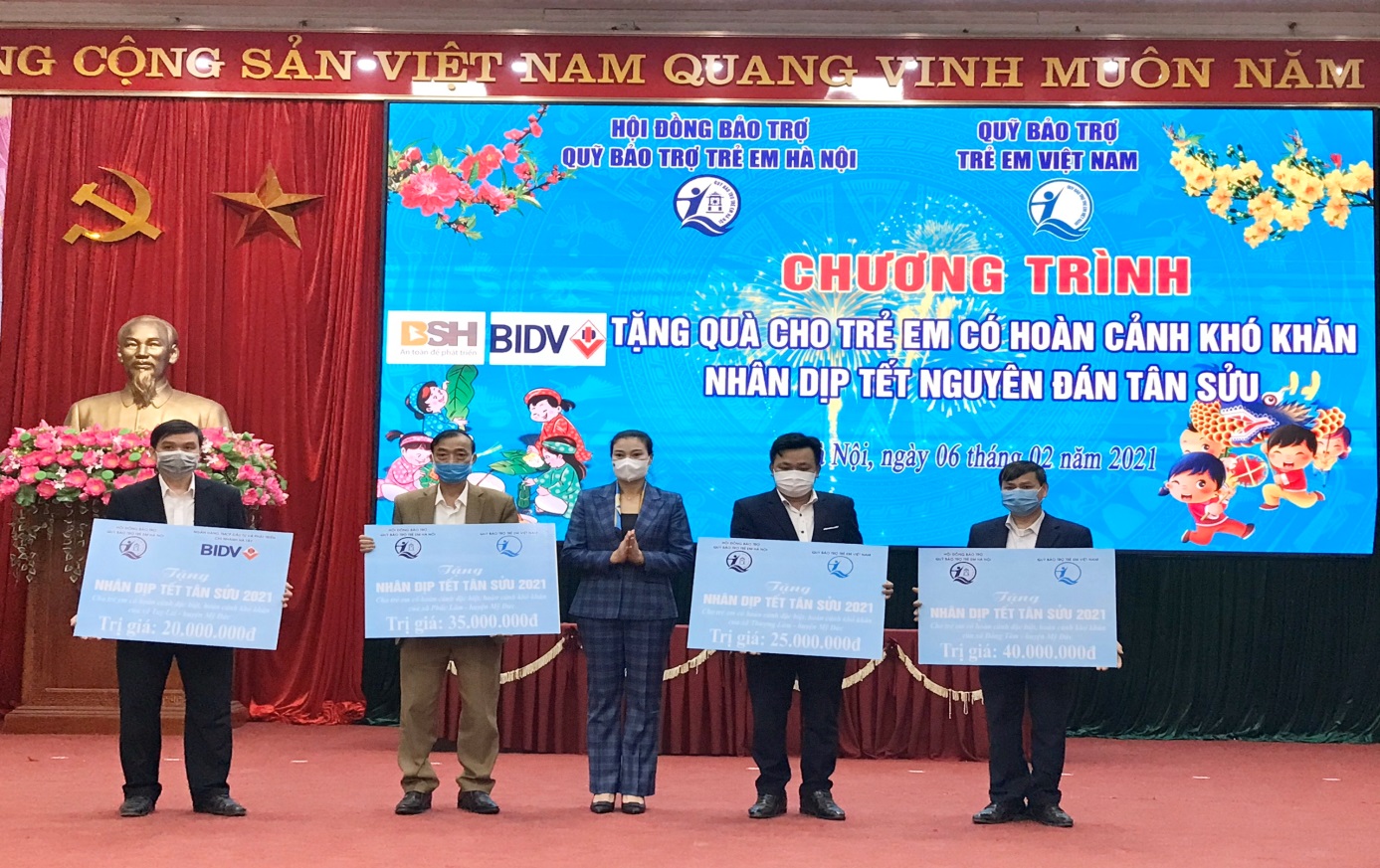 You are currently viewing Tặng quà Tết nguyên đán Tân Sửu cho trẻ em có hoàn cảnh khó khăn 