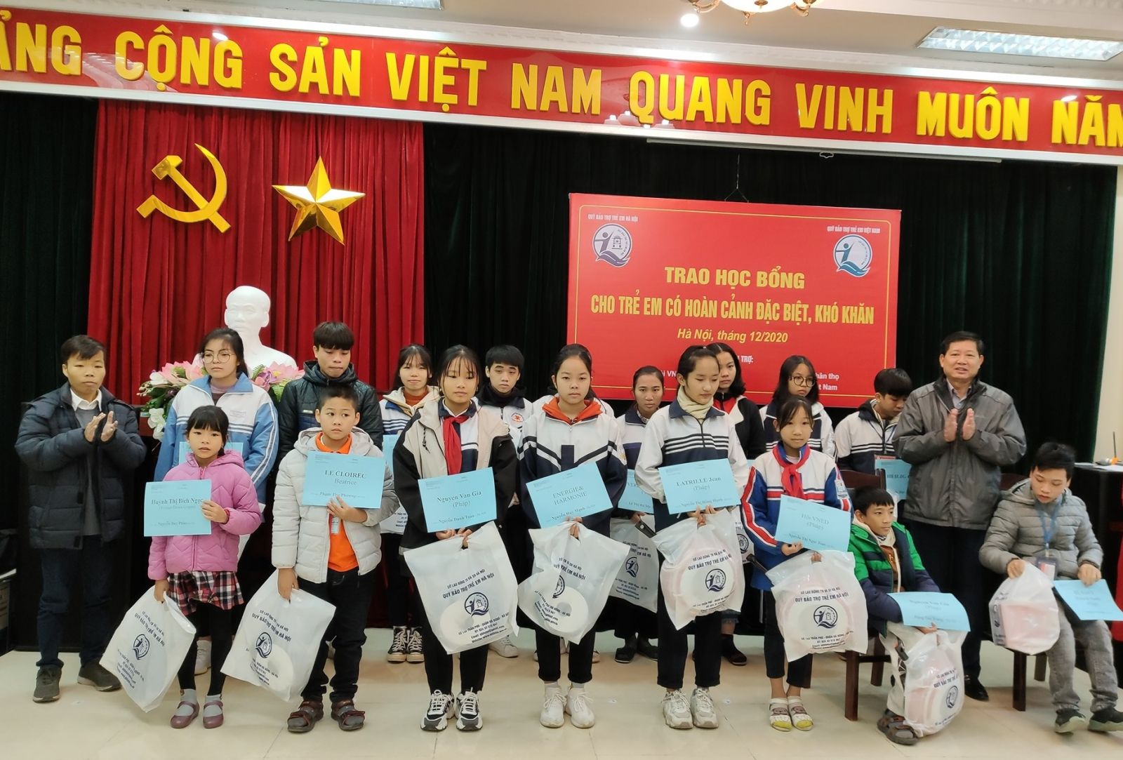 Read more about the article Tặng học bổng cho trẻ em có hoàn cảnh đặc biệt, khó khăn năm 2020 