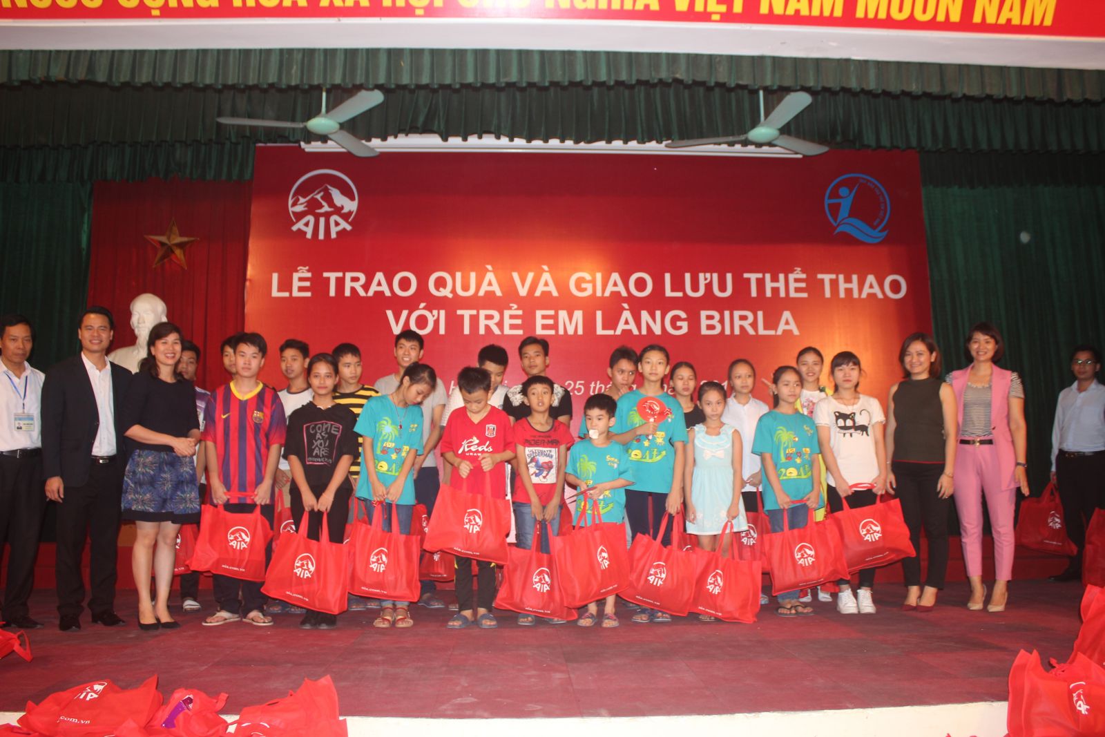 Read more about the article Trao quà cho trẻ em làng Birla 