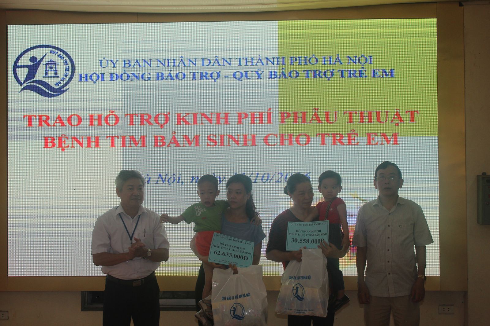 Read more about the article Trao kinh phí hỗ trợ phẫu thuật bệnh tim bẩm sinh cho trẻ em 