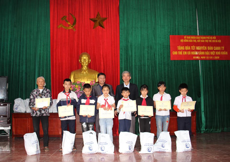 Read more about the article Tặng quà cho trẻ em nhân dịp Tết Nguyên đán Canh Tý 2020
