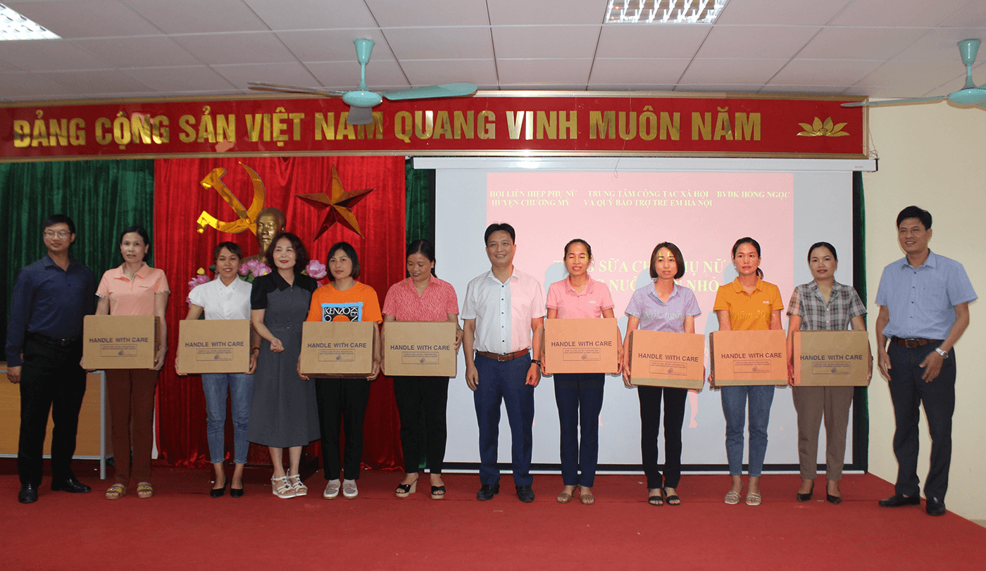 Read more about the article Tặng sữa cho phụ nữ nuôi con nhỏ huyện Chương Mỹ