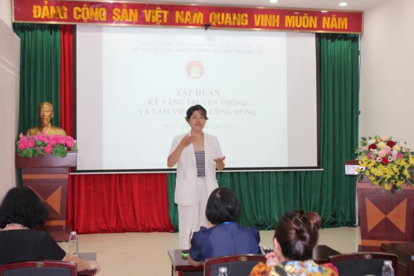 Read more about the article Tập huấn kỹ năng truyền thông và làm việc với cộng đồng