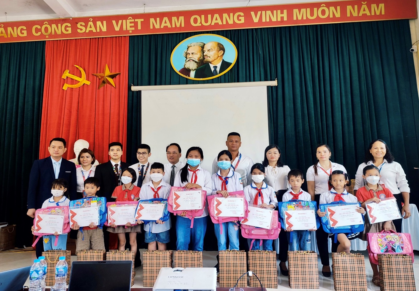 Read more about the article Trao tặng đồ dùng học tập cho trẻ em vượt khó học tập tốt năm học 2021 – 2022