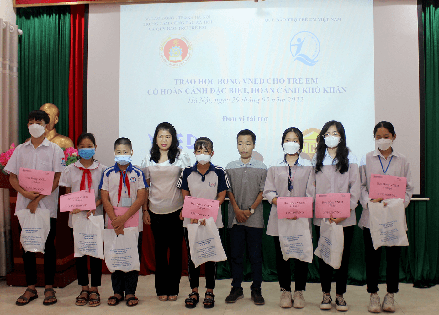 Read more about the article Trao học bổng của Hội VNED cho trẻ em có hoàn cảnh đặc biệt, hoàn cảnh khó khăn