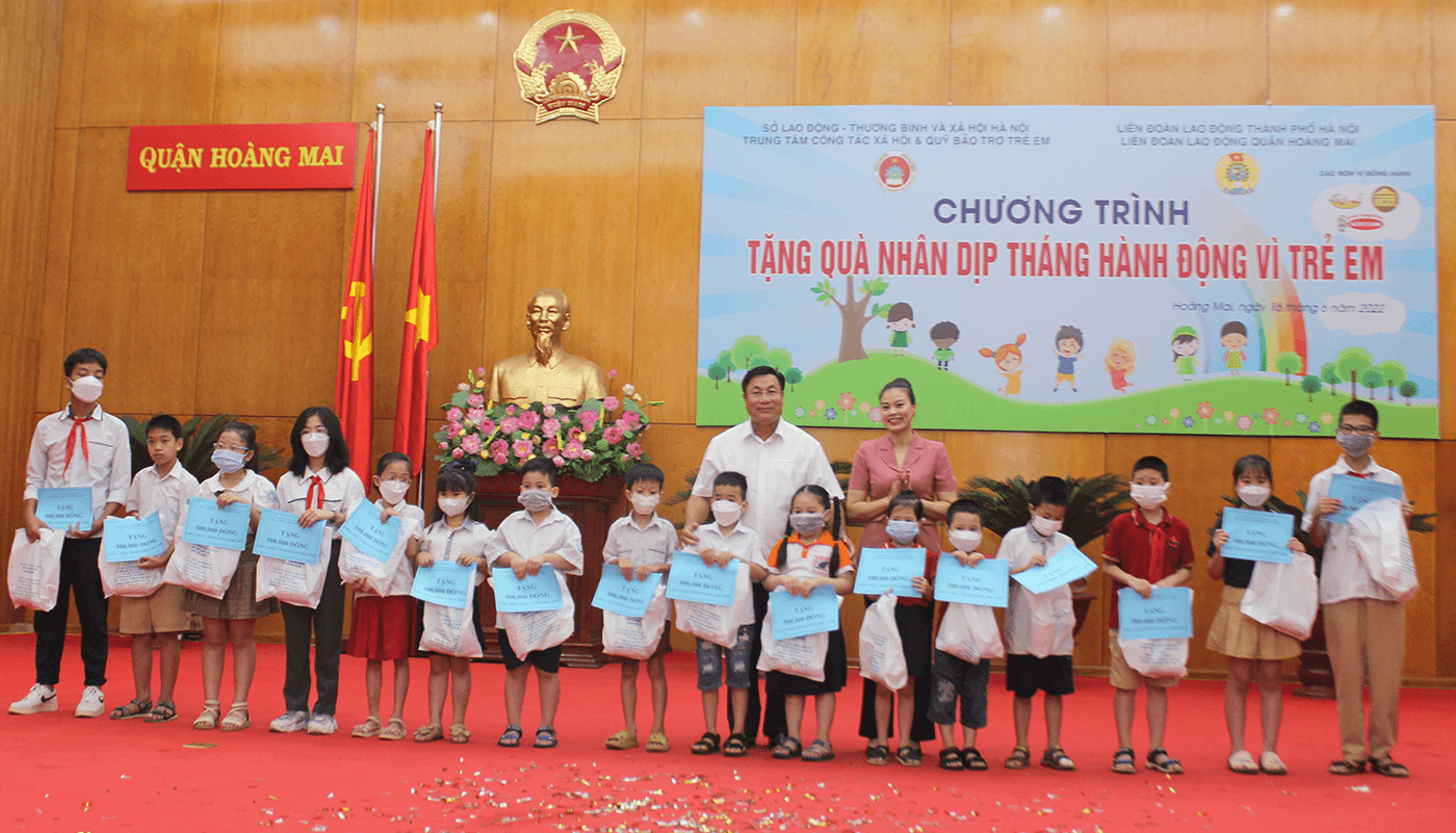Read more about the article Trung tâm Công tác xã hội và Quỹ Bảo trợ trẻ em Hà Nội phối hợp với Liên đoàn Lao động quận Hoàng Mai tổ chức tặng quà cho trẻ em là con đoàn viên, người lao động có hoàn cảnh khó khăn trên địa bàn quận Hoàng Mai