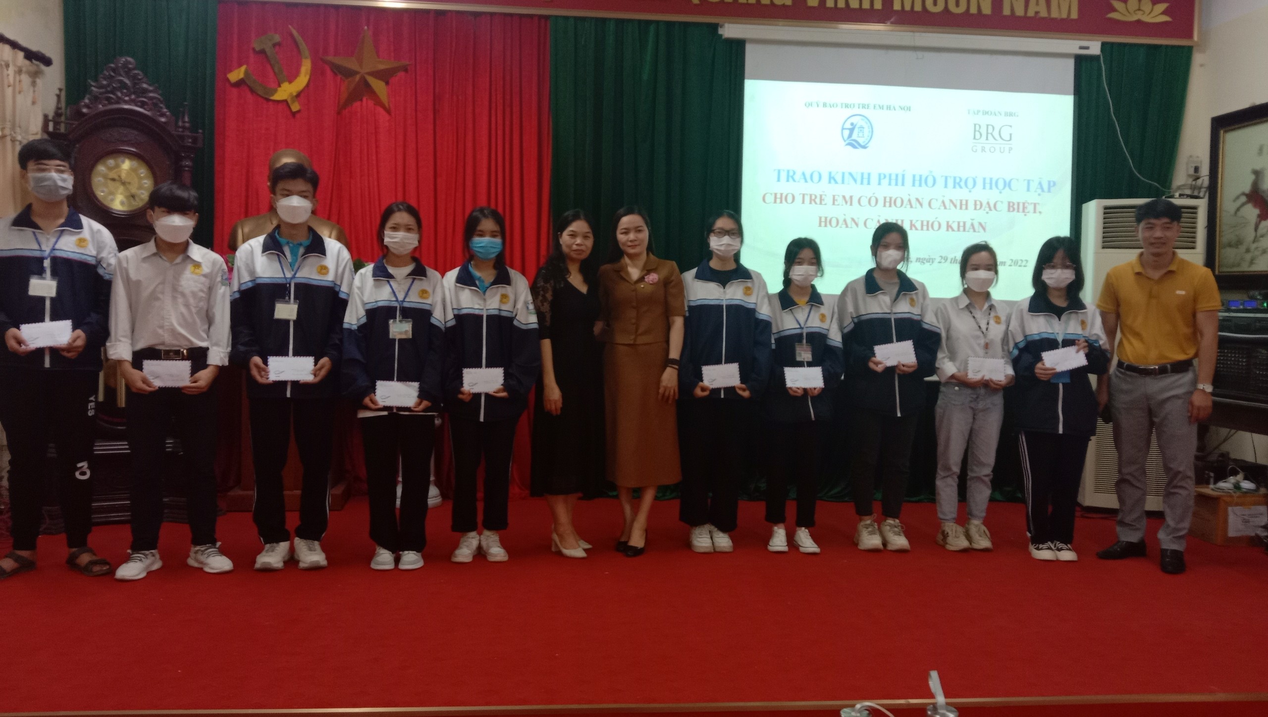 Read more about the article Trao hỗ trợ học tập cho trẻ em vượt khó học tốt