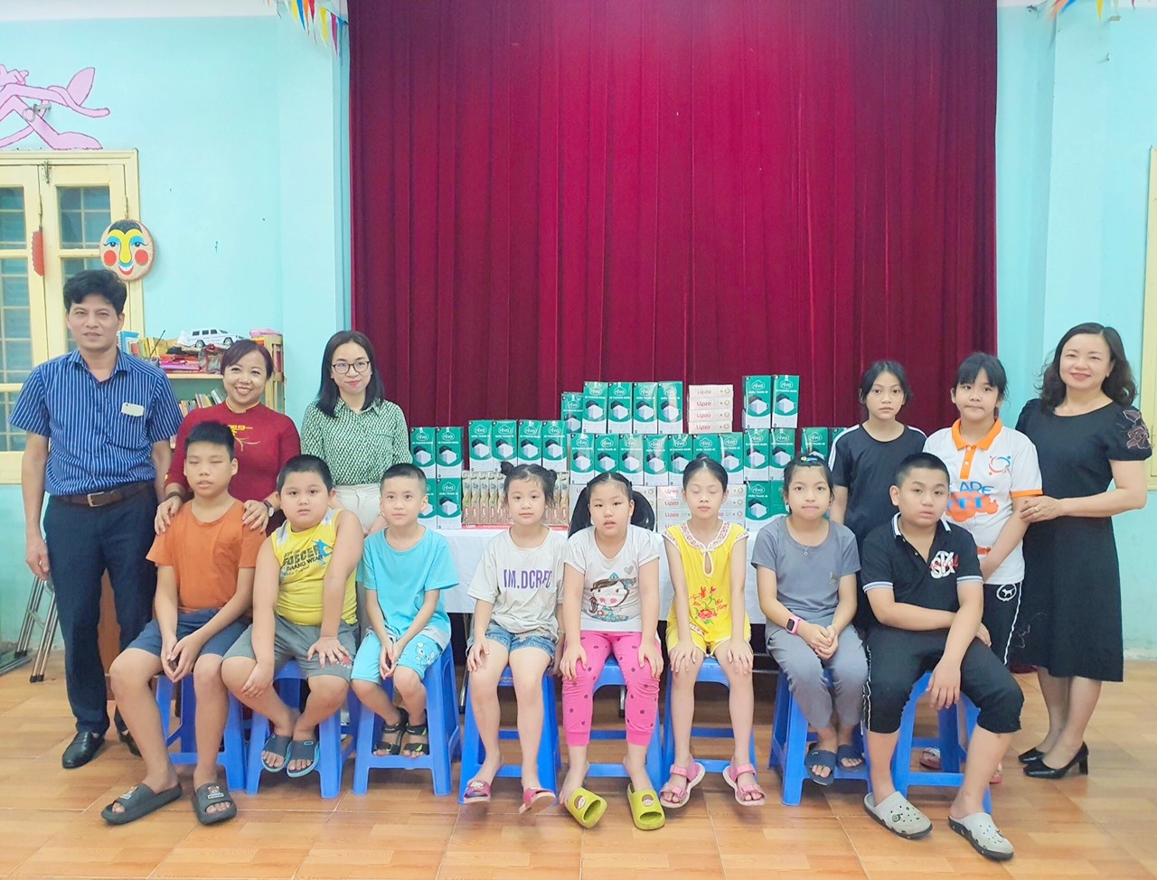 Read more about the article Tặng quà cho trẻ em nhà nuôi dưỡng trẻ em Hữu nghị Đống Đa