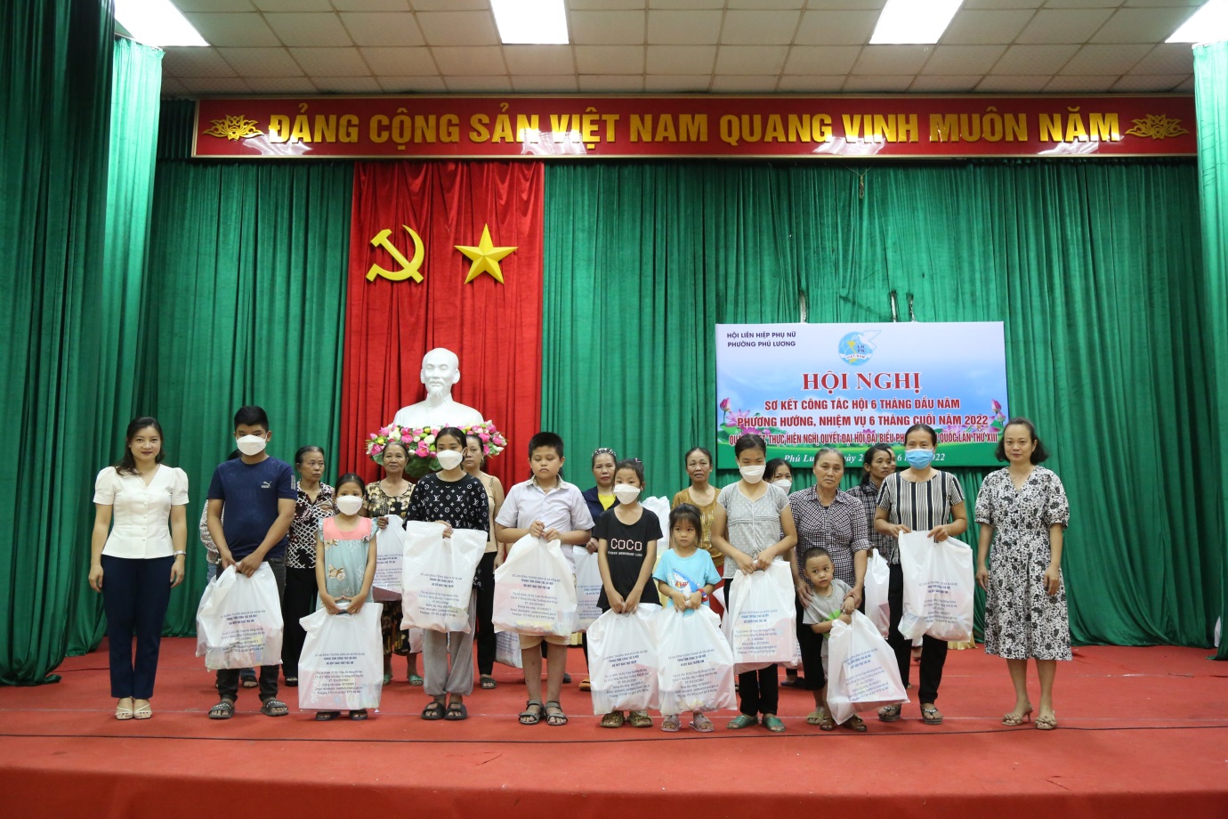 Read more about the article Tặng quà cho trẻ em có hoàn cảnh khó khăn tại quận Thanh Xuân