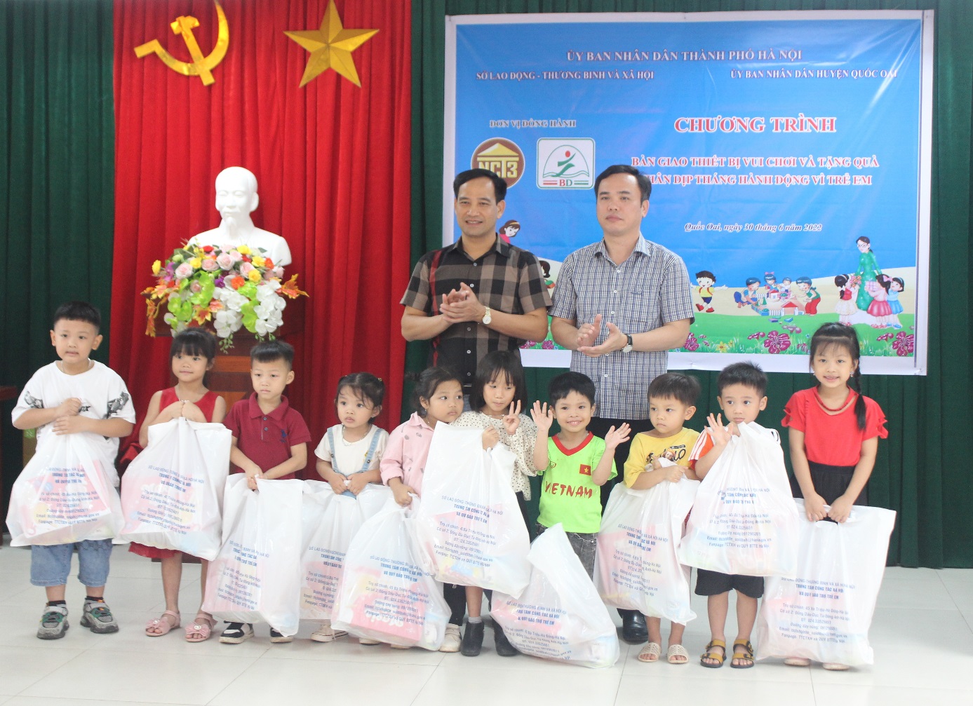 Read more about the article Bàn giao thiết bị vui chơi và tặng quà cho trẻ em có hoàn cảnh khó khăn tại huyện Quốc Oai