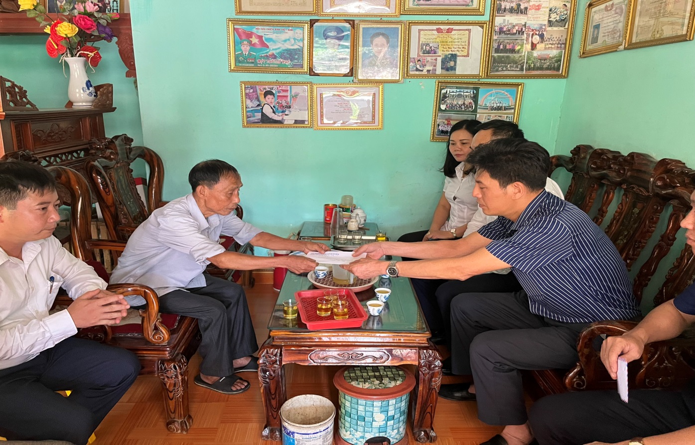 Read more about the article Thăm hỏi, động viên các gia đình có trẻ em bị đuối nước tử vong tại xã Đông Xuân, huyện Quốc Oai và Xã Đồng Trúc huyện Thạch Thất