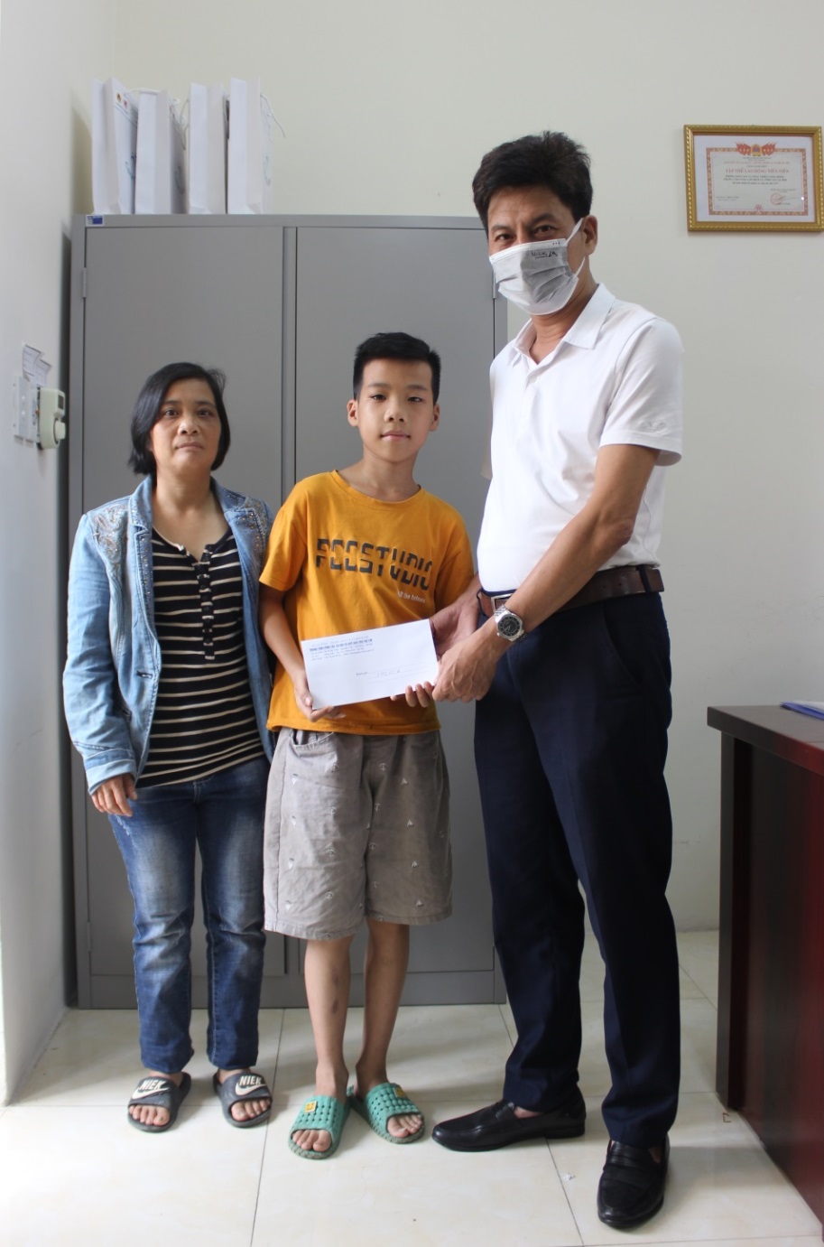 Read more about the article Trao kinh phí hỗ trợ học tập dài hạn quý II năm 2022 cho 34 trẻ em vượt khó học tốt