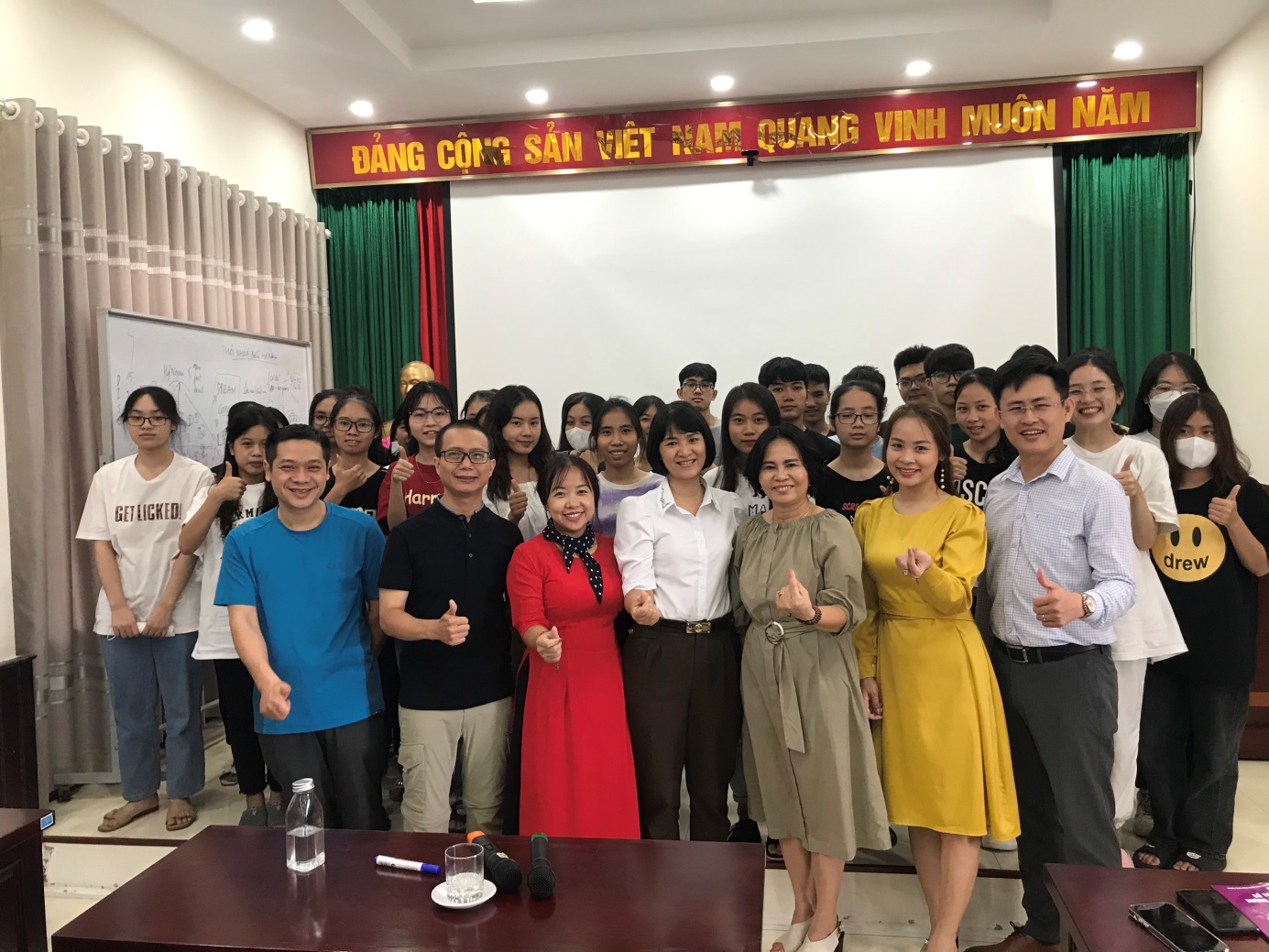 Read more about the article Lớp học “Tỏa sáng” tháng 8 năm 2022