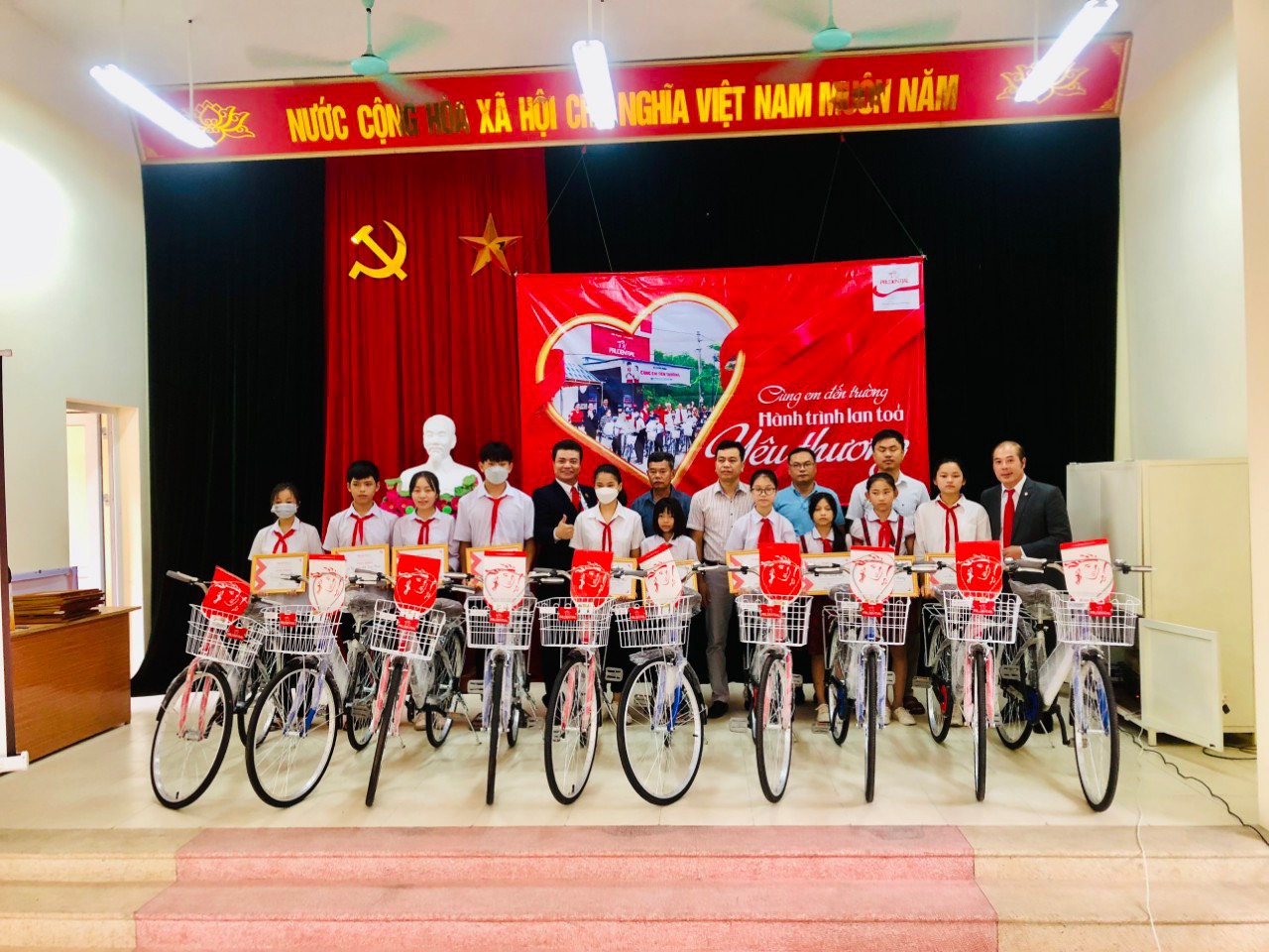 Read more about the article Trao tặng xe đạp cho trẻ em vượt khó học tốt huyện Đan Phượng