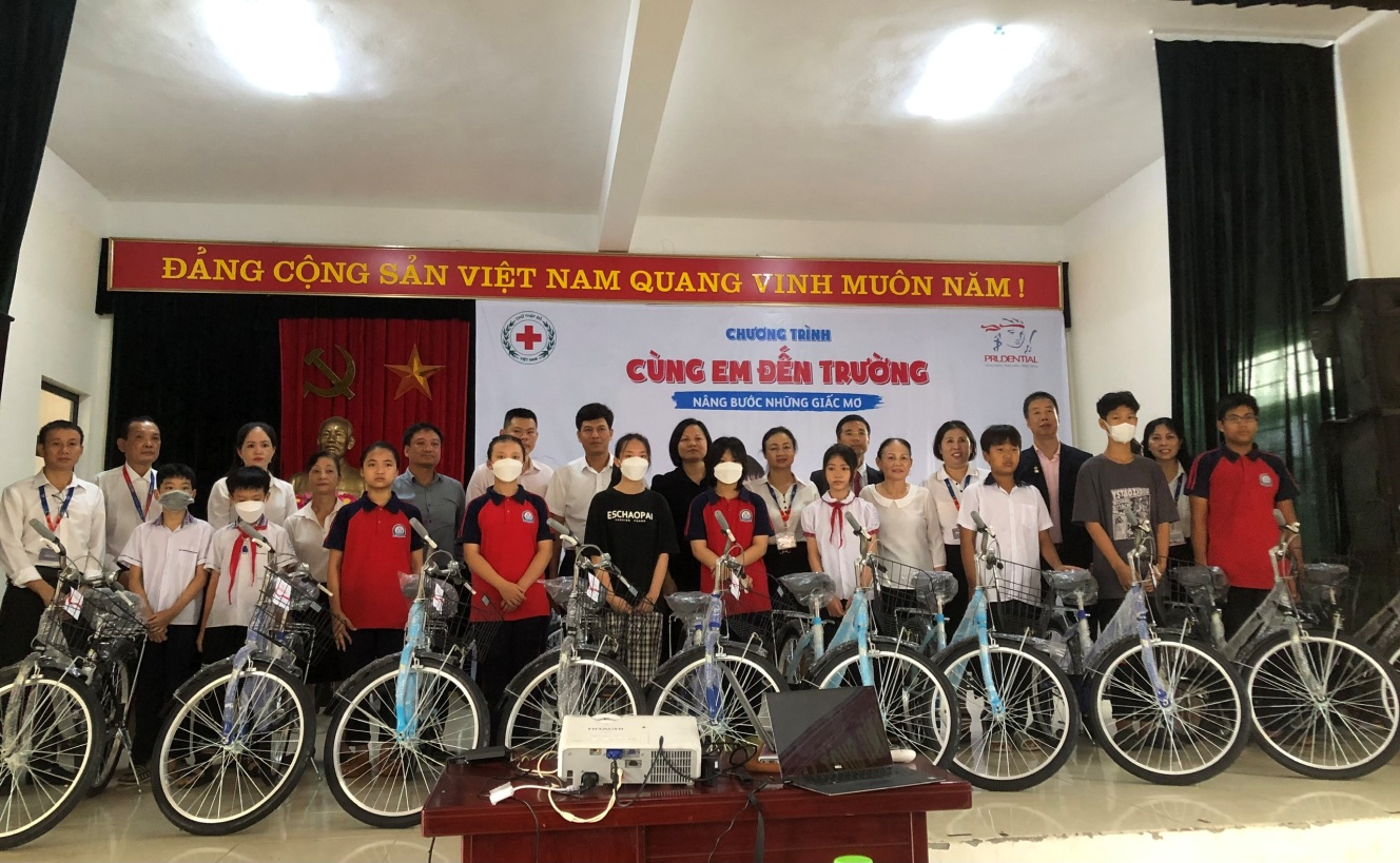 Read more about the article Trao xe đạp cho các em học sinh vượt khó học tốt huyện Đông Anh
