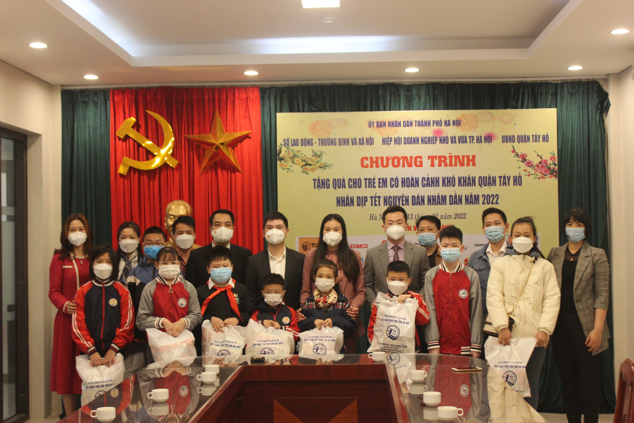 Read more about the article Chương trình tặng quà cho trẻ em có hoàn cảnh khó khăn quận Tây Hồ và Bắc Từ Liên nhân dịp Tết nguyên đán Nhâm Dần 2022