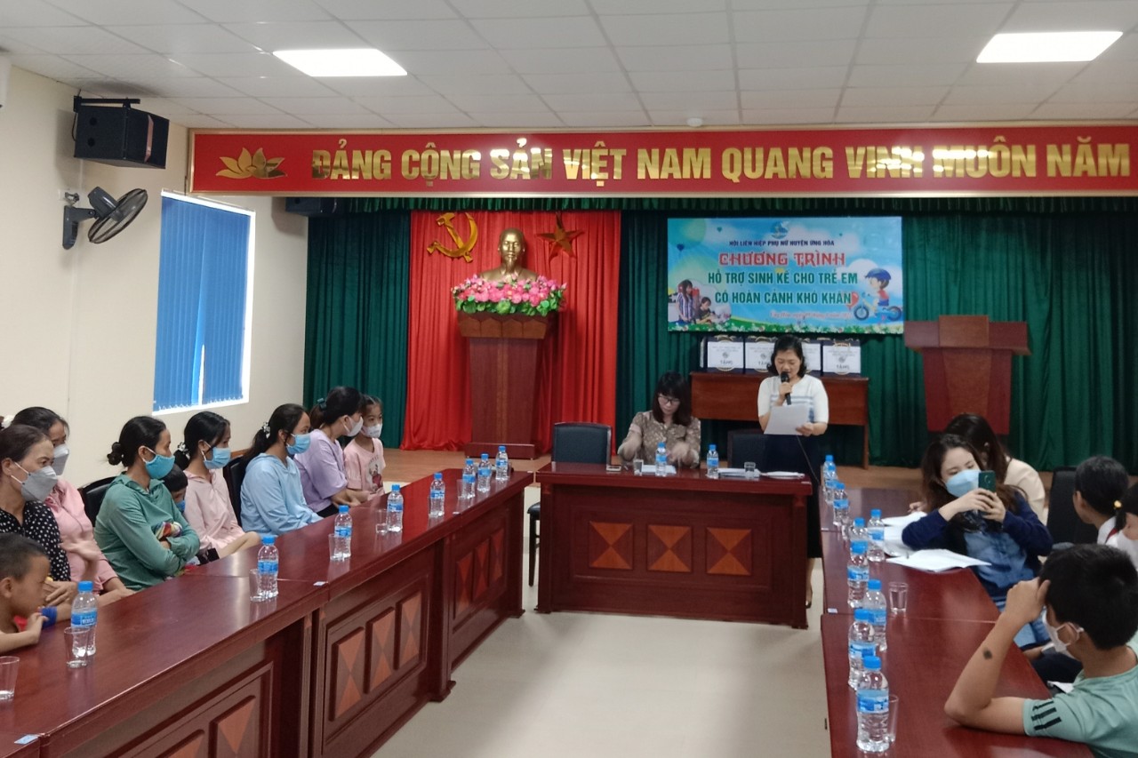 Read more about the article Trao vốn sinh kế cho 15 gia đình đang nuôi dưỡng trẻ em  có hoàn cảnh khó khăn trên địa bàn huyện Ứng Hoà