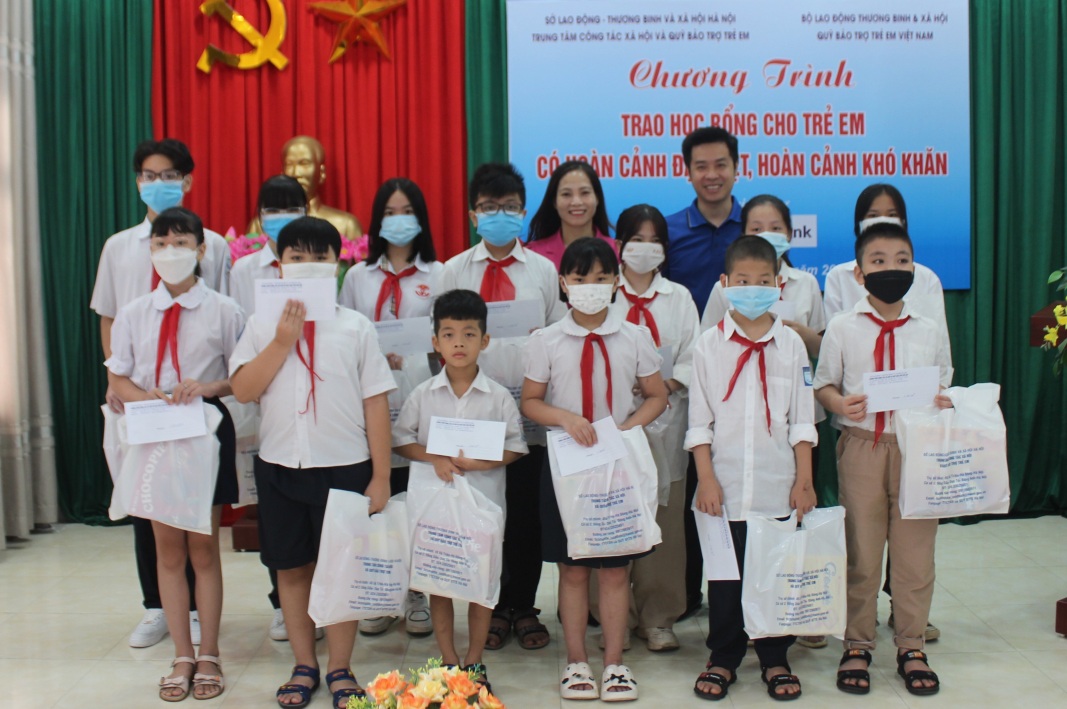 Read more about the article Trao học bổng cho trẻ em vượt khó học tốt của quận Hai Bà Trưng