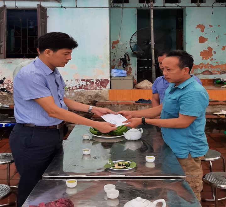 Read more about the article Thăm hỏi, động viên gia đình trẻ em bị tử vong khi tham gia giải chạy tại xã Phụng Châu, huyện Chượng Mỹ