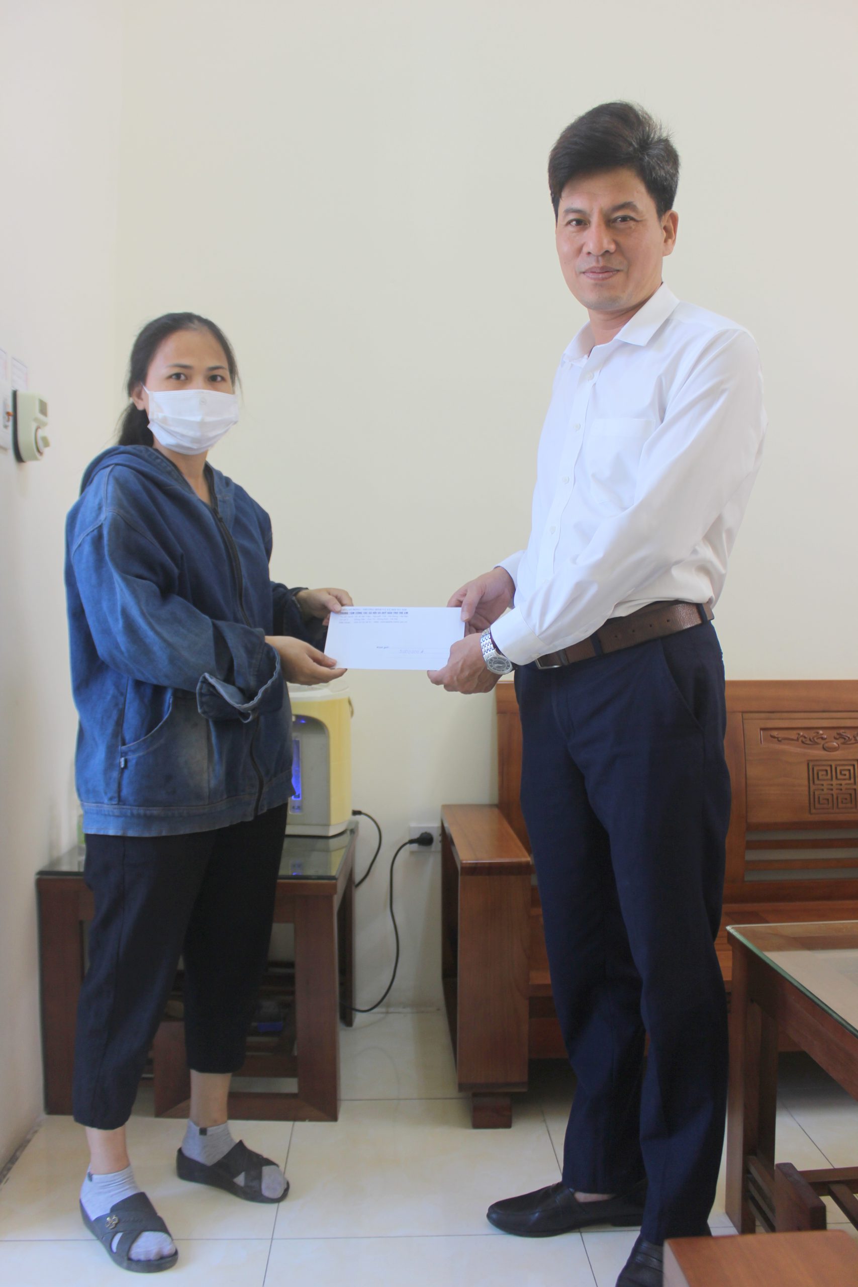 Read more about the article Trao kinh phí hỗ trợ học tập dài hạn quý III cho trẻ em có hoàn cảnh khó khăn