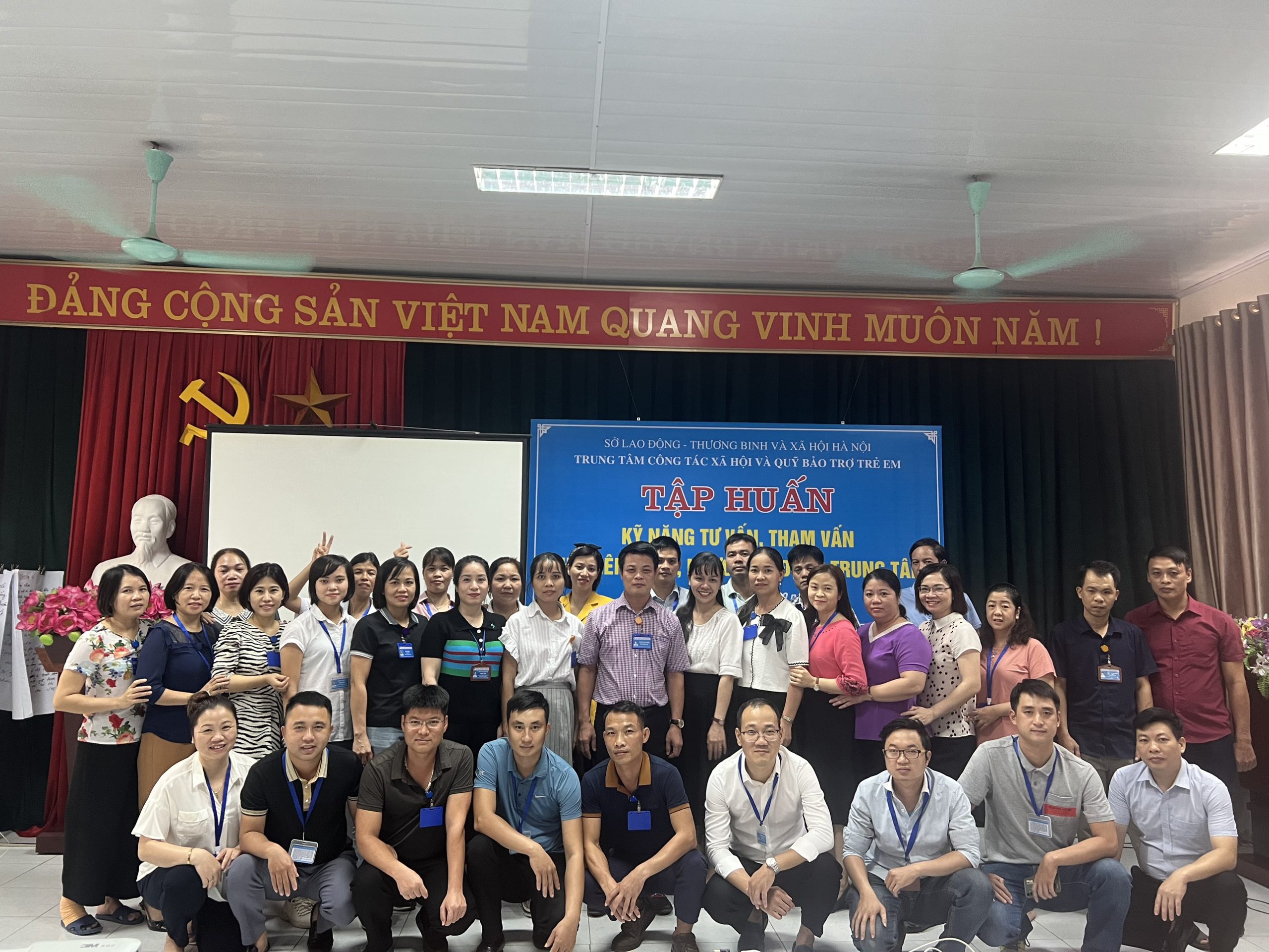 Read more about the article Trung tâm Công tác xã hội và Quỹ Bảo trợ trẻ em Hà Nội tổ chức lớp tập huấn kỹ năng tư vấn, tham vấn cho viên chức, người lao động.