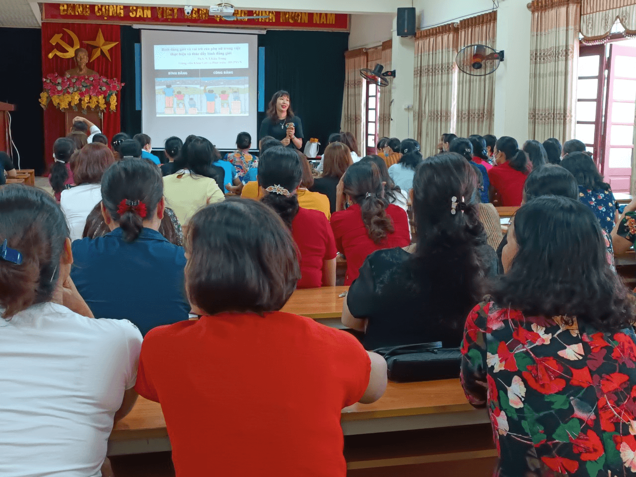 Read more about the article Trung tâm Công tác xã hội và Quỹ Bảo trợ trẻ em tổ chức các buổi Nói chuyện chuyên đề về bình đẳng giới và vai trò của phụ nữ cho phụ nữ thị xã Sơn Tây và huyện Ứng Hoà.
