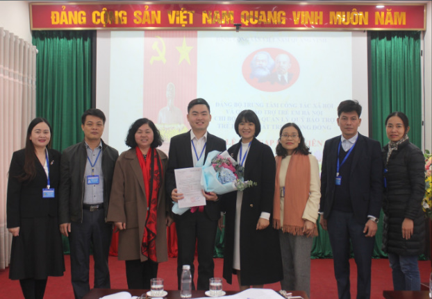 Read more about the article Chi bộ phòng Quản lý Qũy Bảo trợ trẻ em và Phát triển cộng đồng (Trung tâm CTXH và Quỹ BTTE Hà Nội) tổ chức Lễ kết nạp Đảng viên