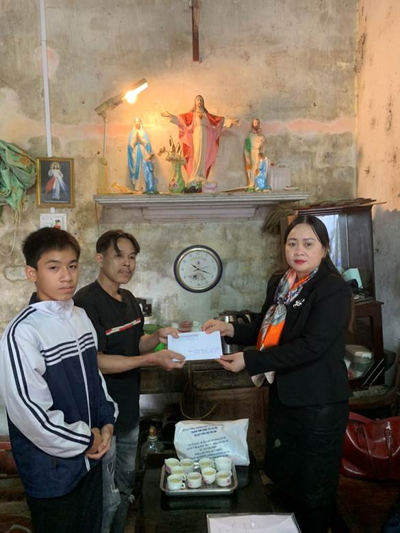 Read more about the article Hỗ trợ đột xuất và tặng quà tết cho trẻ em có hoàn cảnh khó khăn dịp Tết Nguyên đán Quý Mão năm 2023.