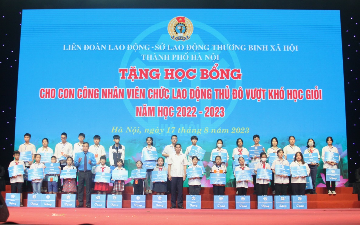 Read more about the article Tặng học bổng cho con công nhân viên chức lao động thủ đô vượt khó học giỏi