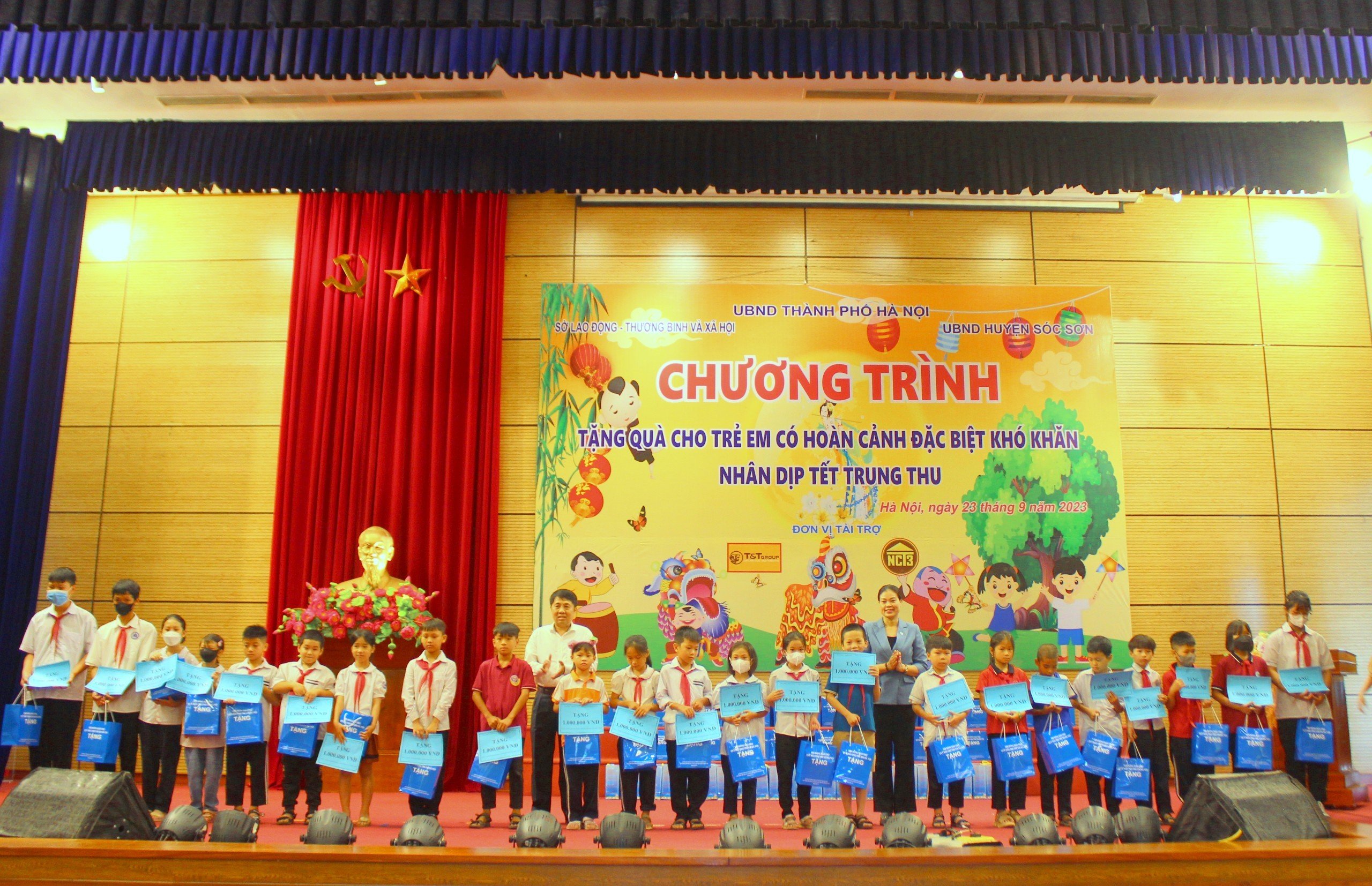 Read more about the article Trao quà Trung thu cho trẻ em có hoàn cảnh khó khăn trên địa bàn huyện Sóc Sơn
