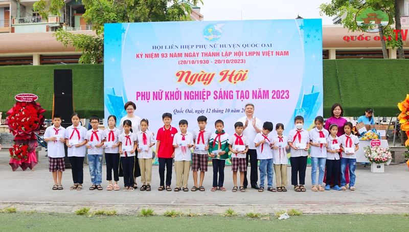 Read more about the article Trung tâm Công tác xã hội và Quỹ Bảo trợ trẻ em Hà Nội phối hợp với tổ chức Holt trao hỗ trợ học bổng, tiền ăn bán trú cho trẻ em có hoàn cảnh khó khăn