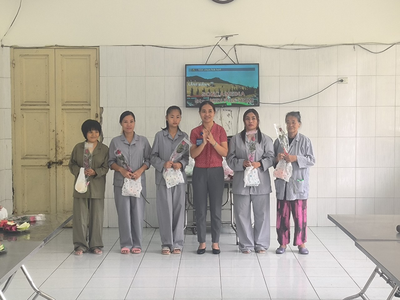 Tổ chức gặp mặt dịp 20 tháng 10 ngày Phụ nữ Việt Nam cho người lang thang đang được chăm sóc nuôi dưỡng tại Trung tâm Công tác xã hội và Quỹ Bảo trợ trẻ em