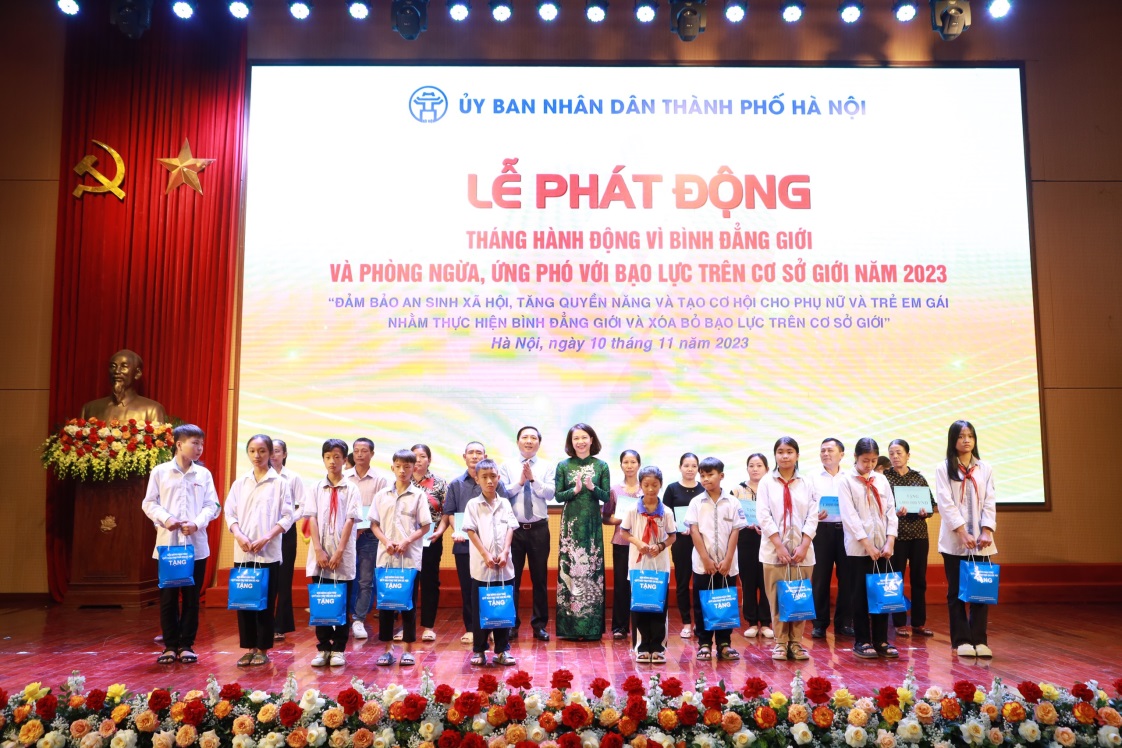 Read more about the article Tặng quà cho trẻ em có hoàn cảnh khó khăn nhân dịp Tháng hành động vì bình đẳng giới và phòng ngừa, ứng phó với bạo lực trên cơ sở giới năm 2023
