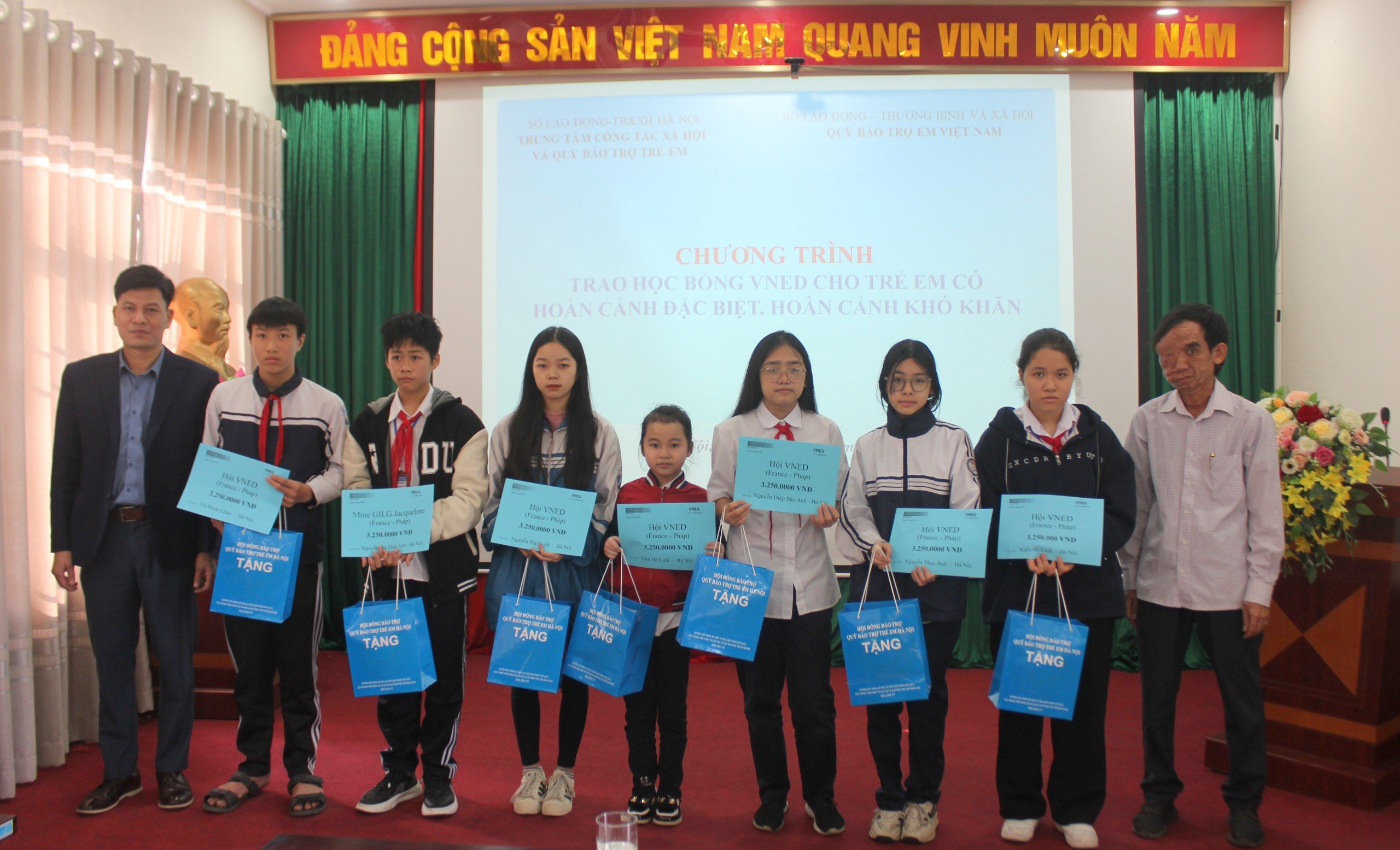 Read more about the article Trao học bổng của Hội VNED cho trẻ em có hoàn cảnh đặc biệt, hoàn cảnh khó khăn