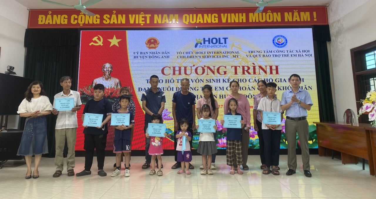 Read more about the article Trao hỗ trợ vốn sinh kế cho 16 hộ gia đình đang nuôi dưỡng trẻ em có hoàn cảnh khó khăn trên địa bàn huyện Đông Anh