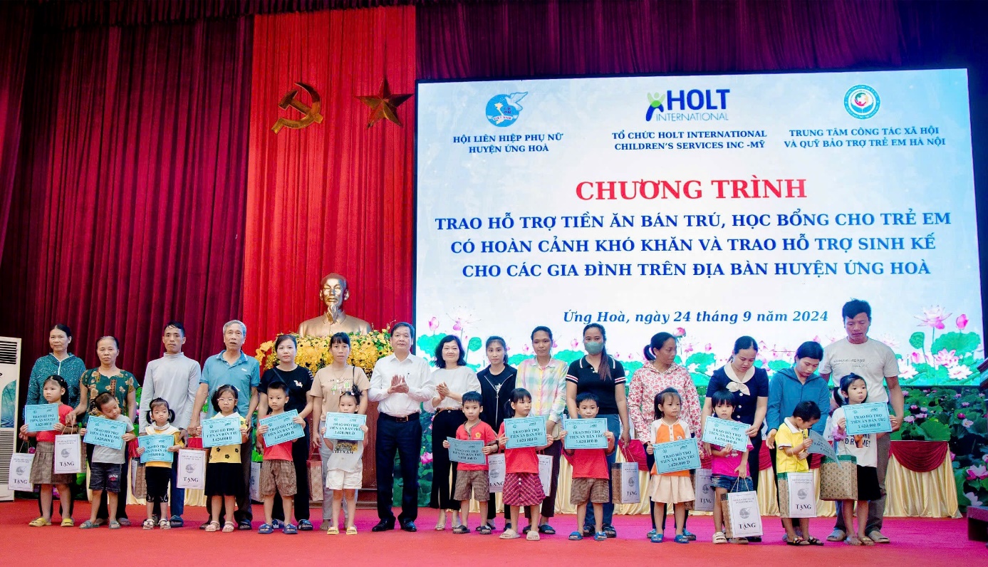 Read more about the article Trao hỗ trợ học bổng và tiền ăn bán trú cho trẻ mầm non, vốn sinh kế cho các hộ gia đình đang nuôi dưỡng trẻ em có hoàn cảnh khó khăn trên địa bàn huyện Mỹ Đức và Ứng Hoà