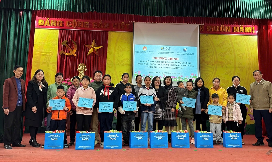 Read more about the article Trao hỗ trợ vốn sinh kế cho các hộ gia đình đang nuôi dưỡng trẻ em có hoàn cảnh khó khăn trên địa bàn huyện Thạch Thất