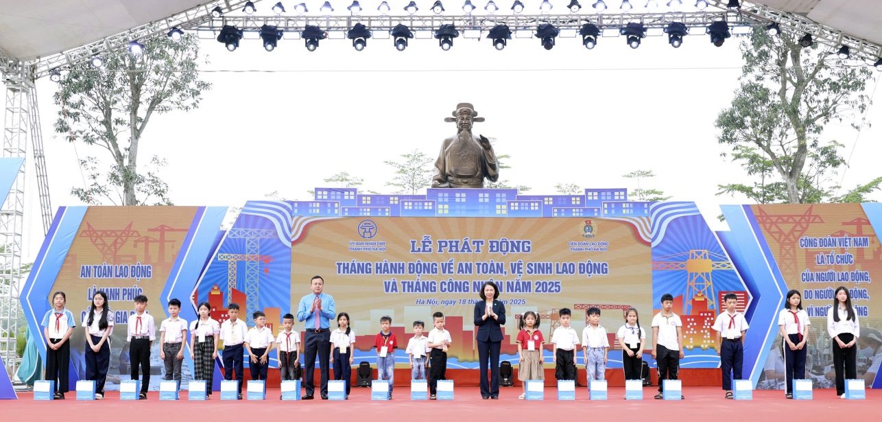 Read more about the article Tặng quà cho con công nhân lao động có hoàn cảnh khó khăn năm 2025