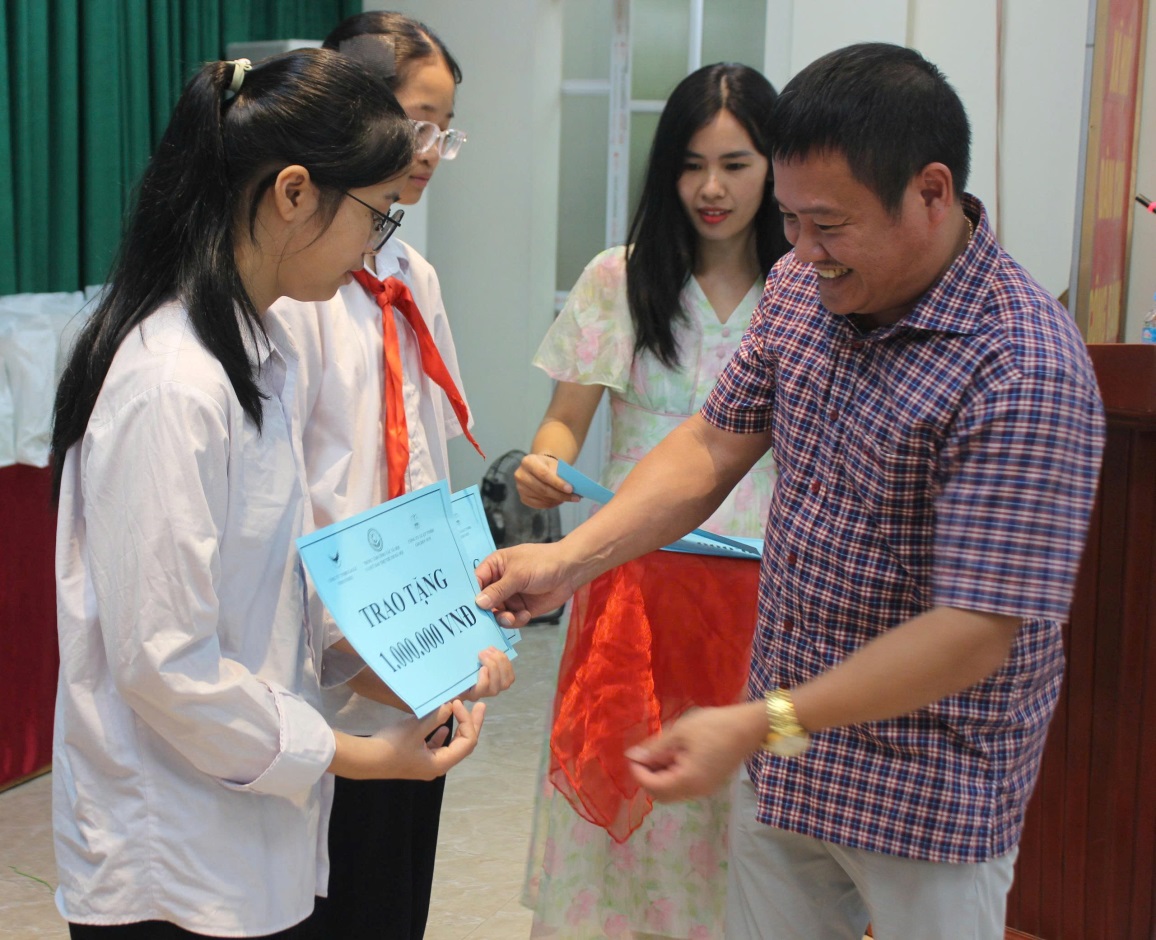 Read more about the article Tặng quà cho trẻ em huyện Phúc Thọ và huyện Quốc Oai