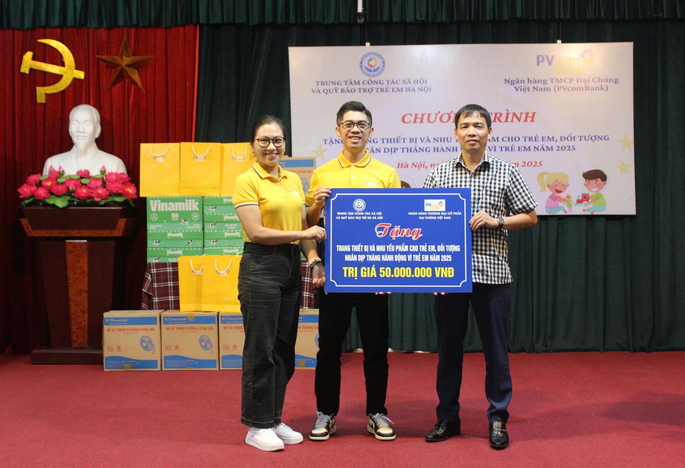 Read more about the article Tặng trang thiết bị và nhu yếu phẩm cho trẻ em, đối tượng tại Trung tâm Công tác xã hội và Quỹ Bảo trợ trẻ em Hà Nội  nhân dịp Tháng hành động vì trẻ em năm 2025