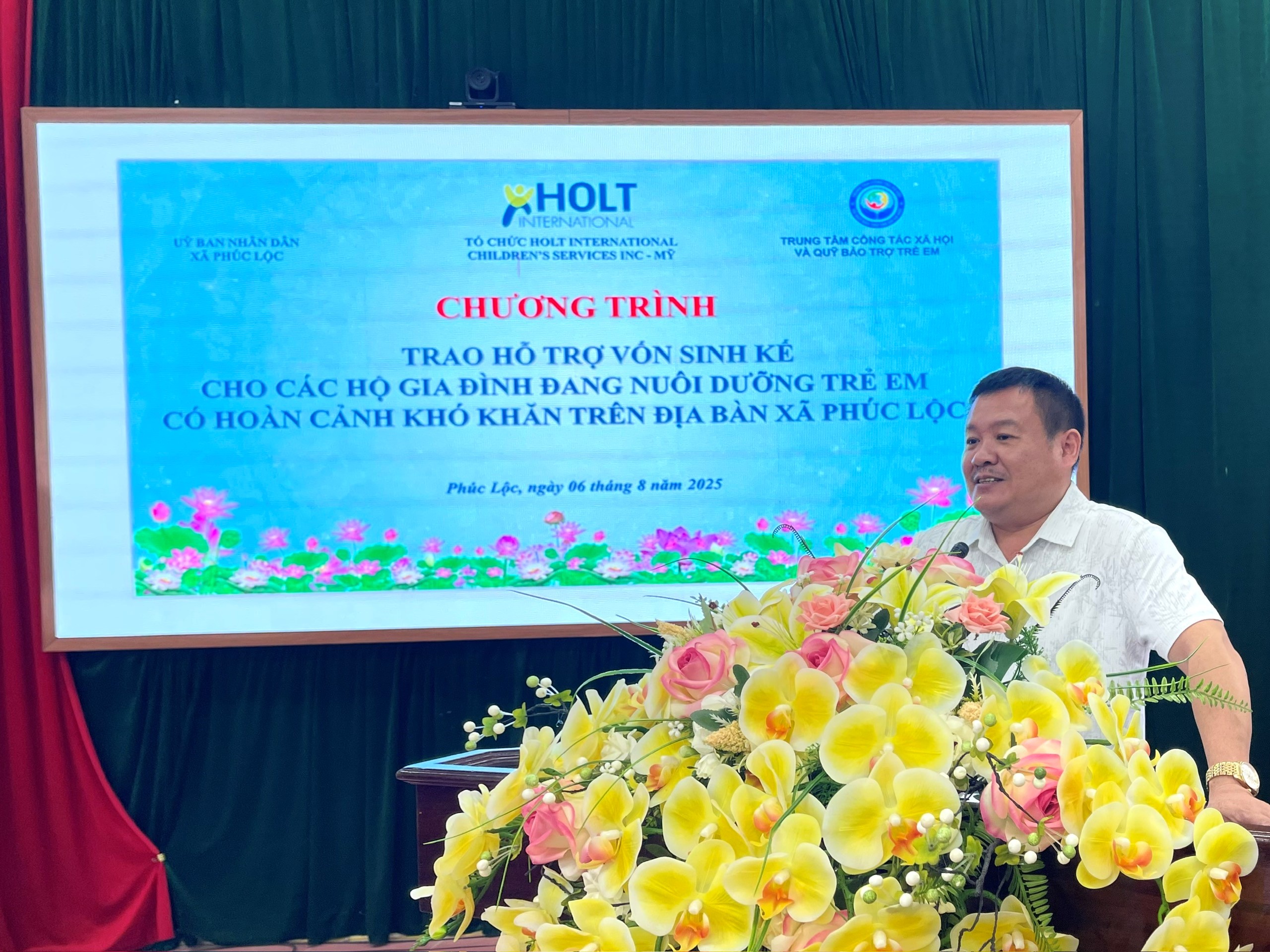 Read more about the article Trao hỗ trợ vốn sinh kế cho 16 gia đình đang nuôi dưỡng trẻ em có hoàn cảnh khó khăn trên địa bàn xã Phúc Lộc