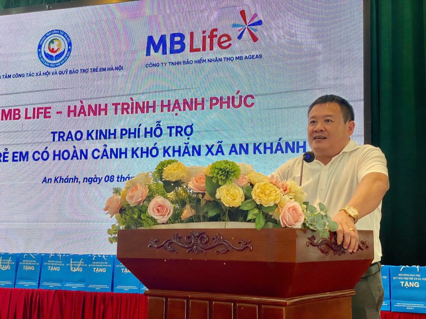 Read more about the article Trao kinh phí hỗ trợ và quà cho 200 trẻ em có hoàn cảnh khó khăn xã Sóc Sơn và An Khánh