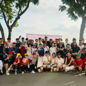 Ảnh: Ban tổ chức và các thành viên chụp ảnh tập thể trước khi xuất phát