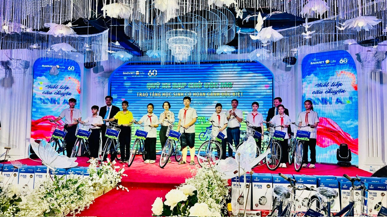 Read more about the article Trao tặng 20 xe đạp cho trẻ em vượt khó học tốt của phường Kiến Hưng