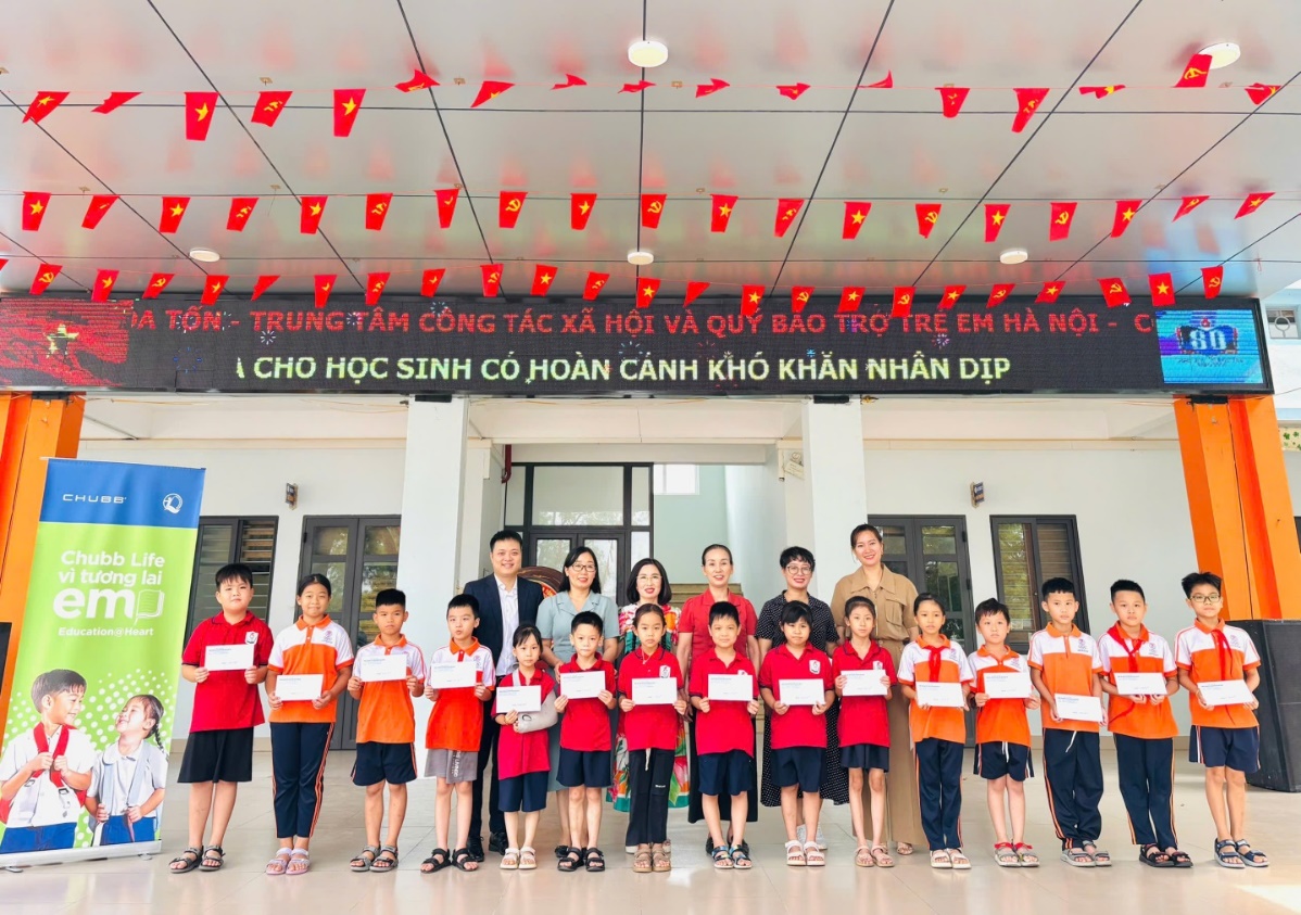 Read more about the article Trao 30 suất học bổng cho trẻ em có hoàn cảnh khó khăn vượt khó học tốt xã Gia Lâm và xã Bát Tràng