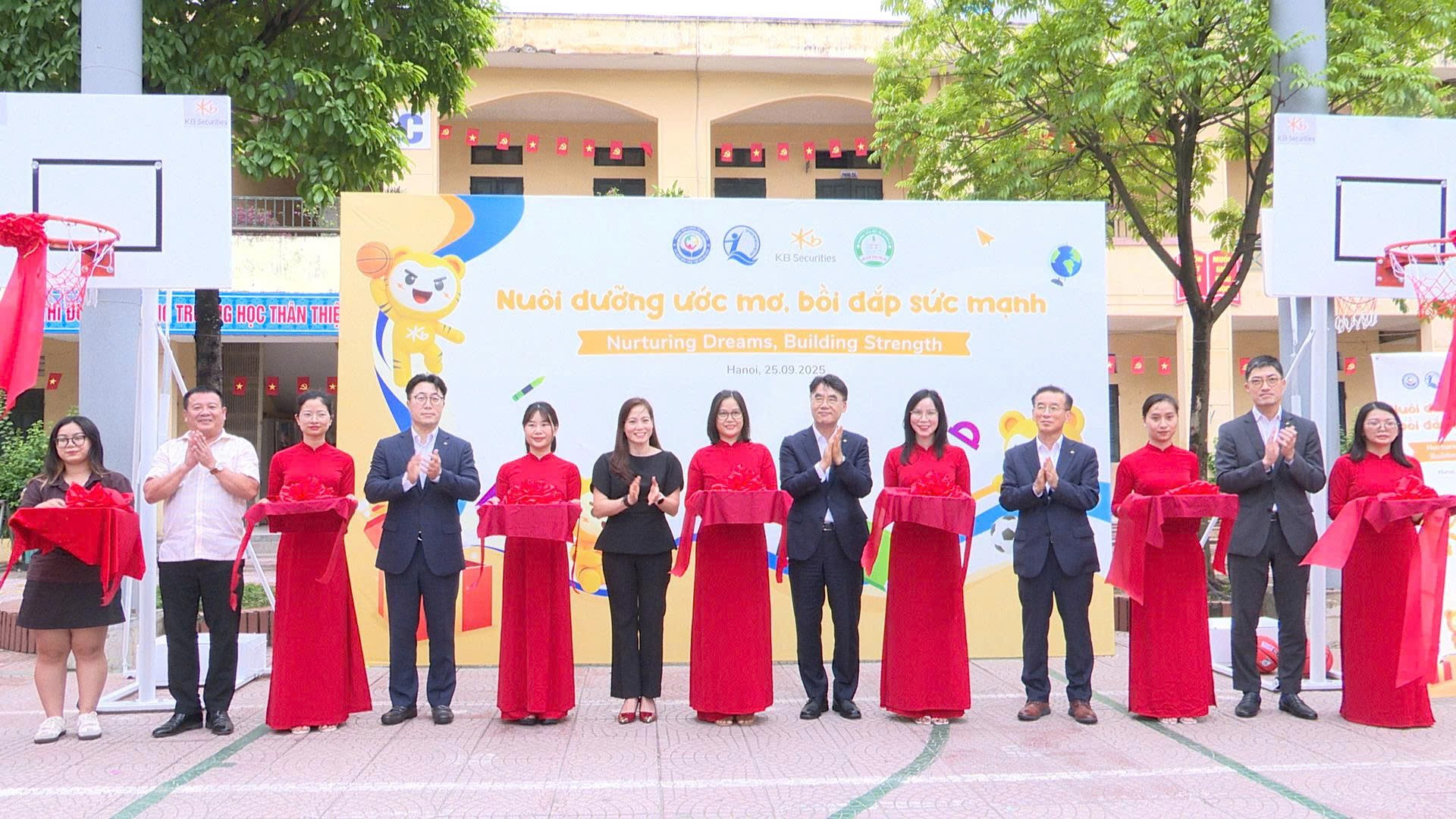 Khánh thành, bàn giao trang thiết bị trường học và trao học bổng cho học sinh có hoàn cảnh khó khăn tại xã An Khánh