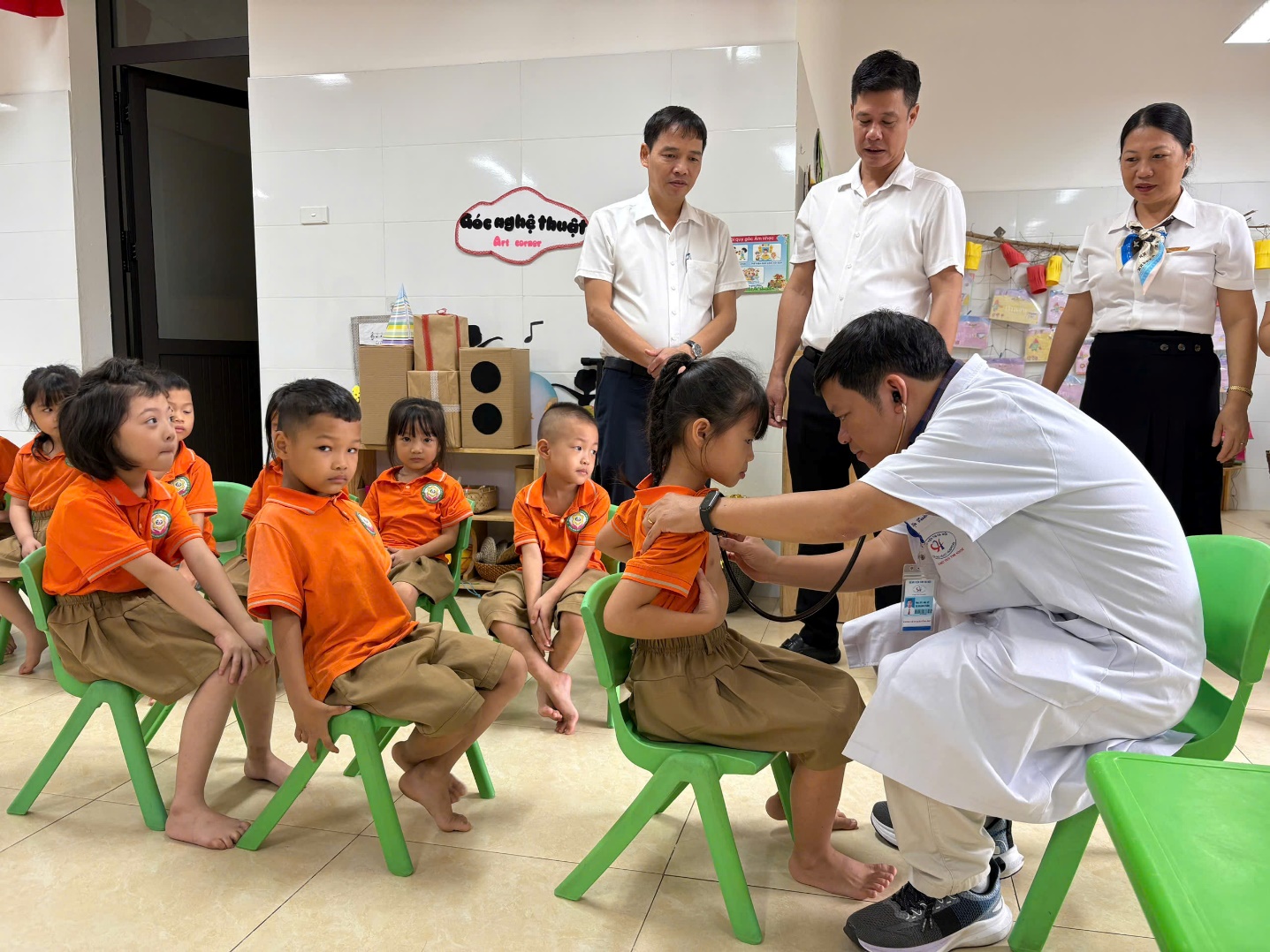 Khám sàng lọc bệnh tim bẩm sinh và tặng quà cho 9.743 trẻ em  tại xã Quảng Oai, An Khánh và Phú Nghĩa