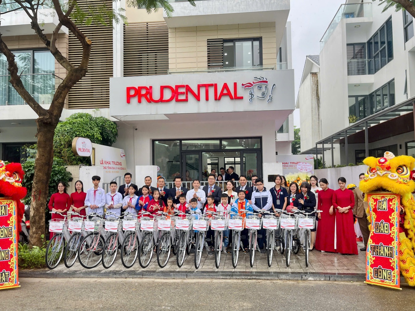 Trao tặng 15 xe đạp cho trẻ em vượt khó học tốt tại phường Hà Đông và Dương Nội