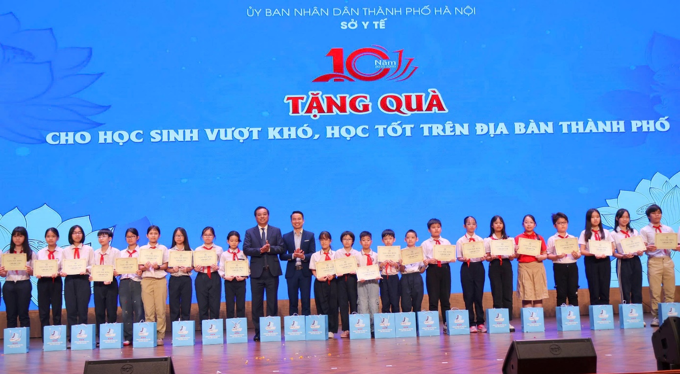 Read more about the article Trao 100 suất học bổng cho trẻ em vượt khó tại lễ kỷ niệm 10 năm Ngày Công tác xã hội Việt Nam năm 2026