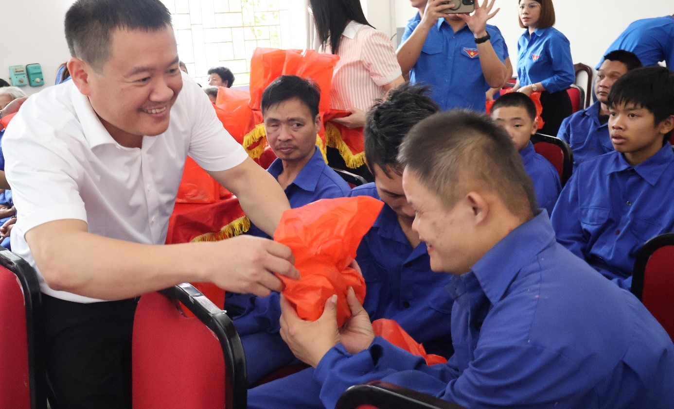 Người “giữ lửa” yêu thương từ những điều giản dị